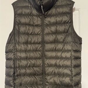 Uniqlo Lightweight Down Packable Puffer Vest / Front Zip / Outdoor / Olive